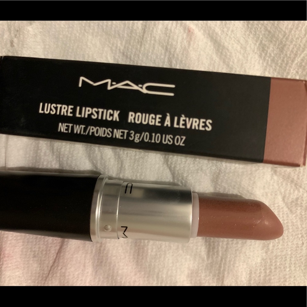 MAC lipstick in color ‘HUG ME’